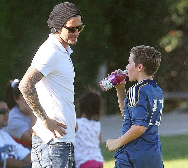 Khi còn ở Mỹ, Beckham đã nhận thấy sự say mê của cậu cả với bóng đá và khi không thi đấu, anh giành hàng giờ ở sân tập để huấn luyện con trai.